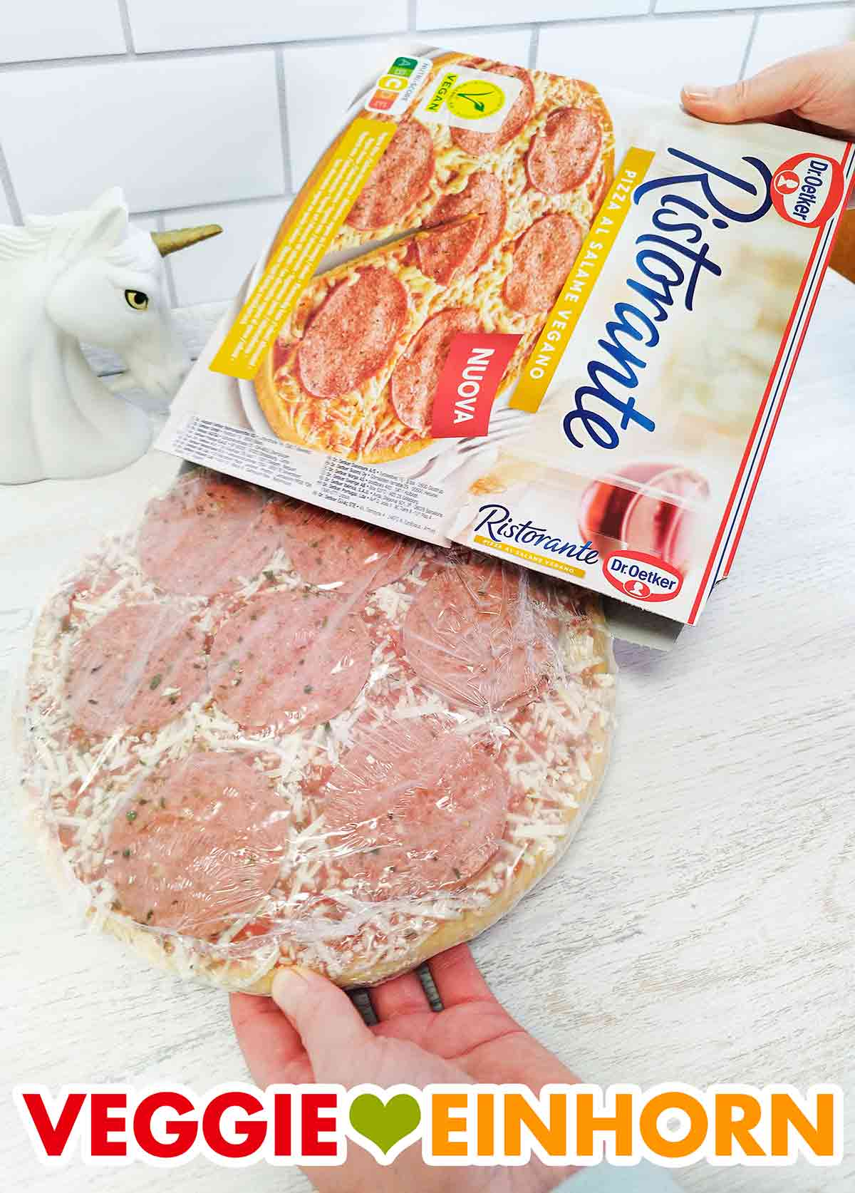 Ich nehme die vegane Salami Pizza aus der Packung. Auspacken der veganen Pizza Ristorante Salami von Dr. Oetker