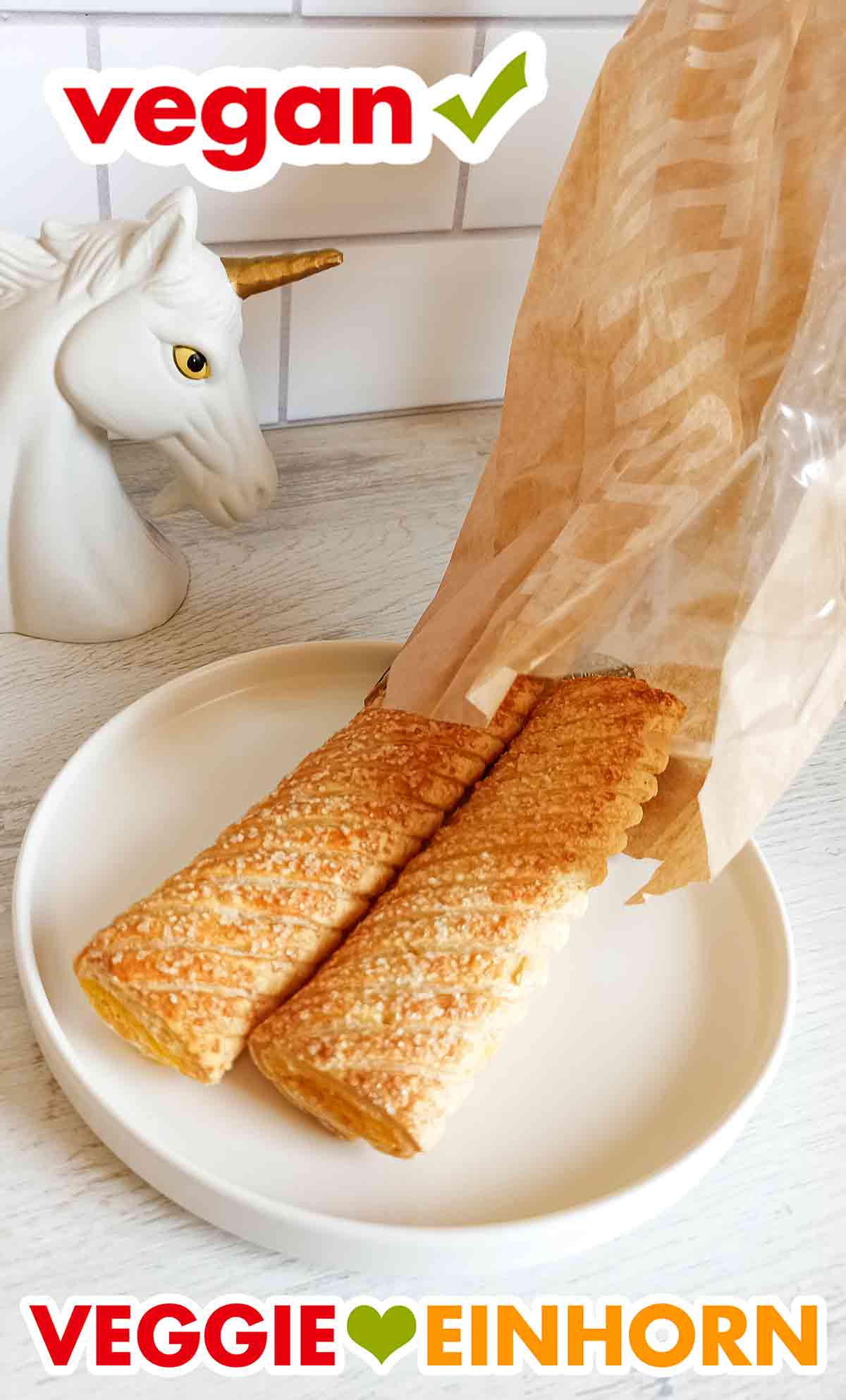 Auspacken der Veganz Vanillestangen. Die veganen Vanillestangen werden ausgepackt.