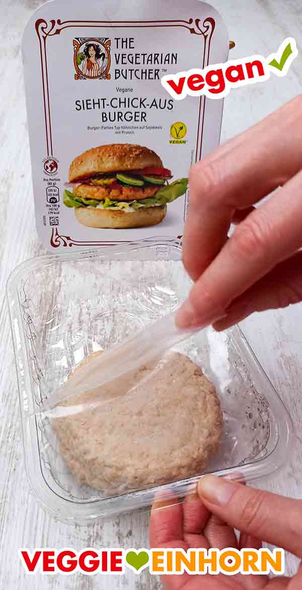Die Folie wird von der Packung der veganen Chicken Burger abgezogen. Entfernen der Folie von den veganen Sieht-Chick-Aus Burgern