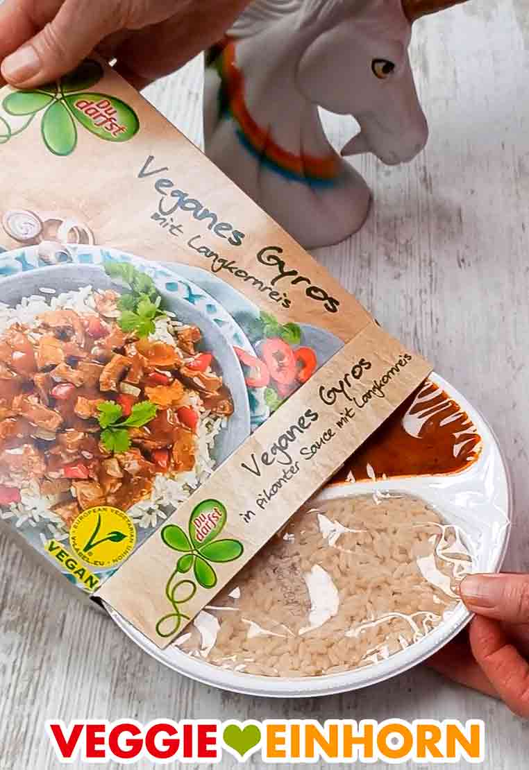 Öffnen des veganen Fertiggerichtes Das vegane Gyros von Du Darfst wird ausgepackt.