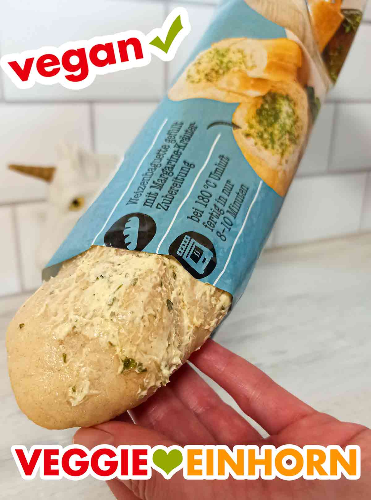 Das Food for Future Kräuterbaguette wird ausgepackt. Das vegane Kräuterbaguette von Penny wird aus der Packung genommen