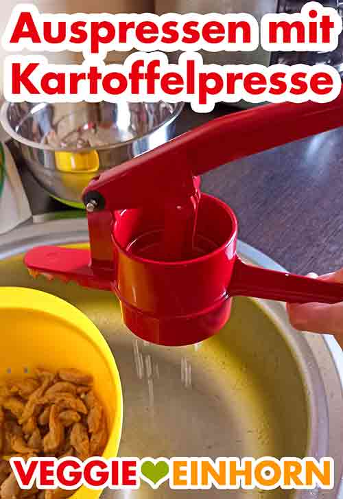 Die Sojaschnetzel mit der Kartoffelpresse ausdrücken. Die Kartoffelpresse presst Wasser aus den Sojaschnetzeln