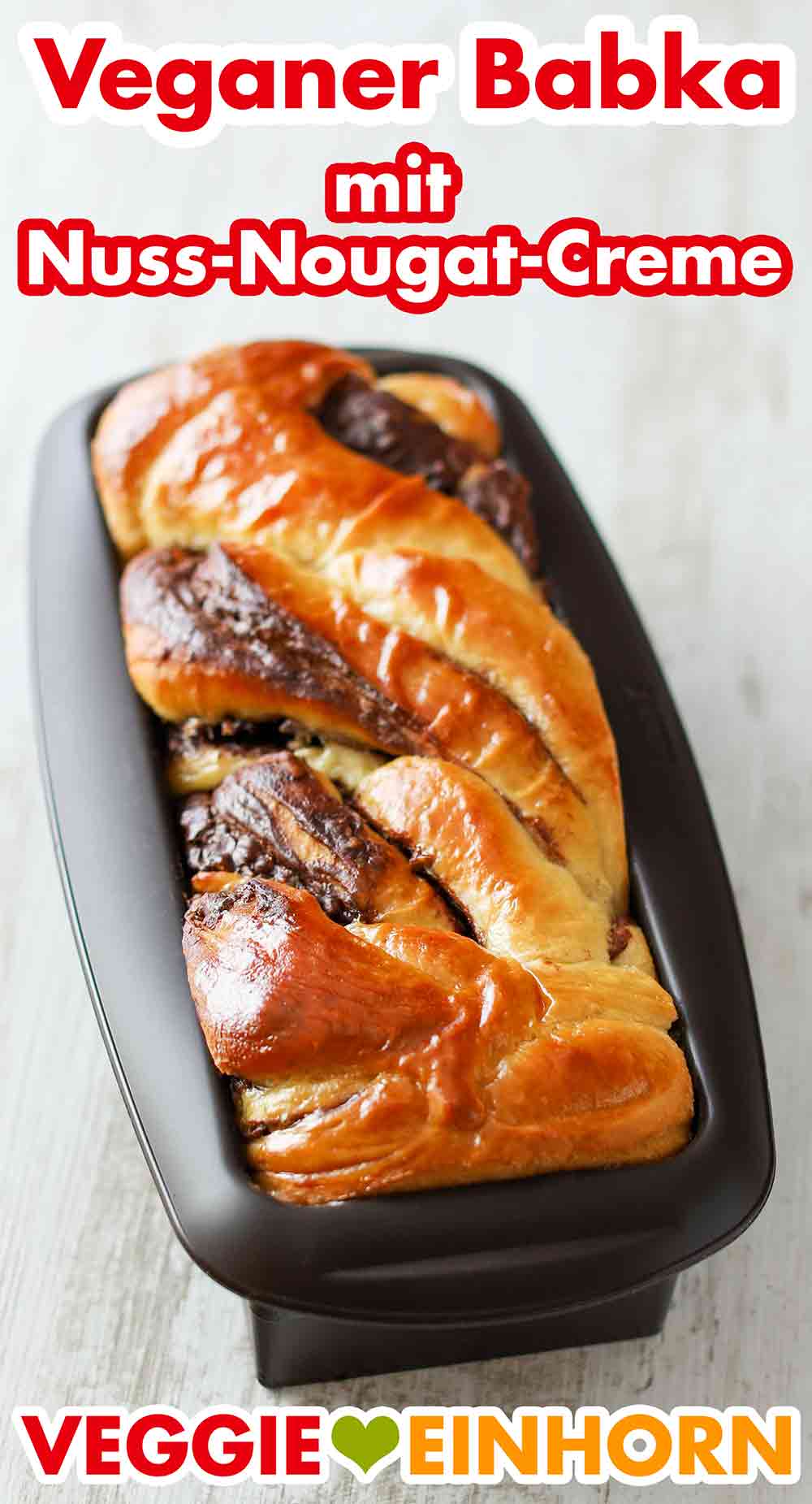Fertiger Babka in der Backform Babka mit veganer Nutella in einer Kastenbackform