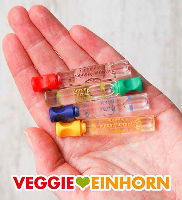 Das Backaroma von Dr. Oetker ist vegan. Vier Fläschchen mit Backaroma in einer Hand