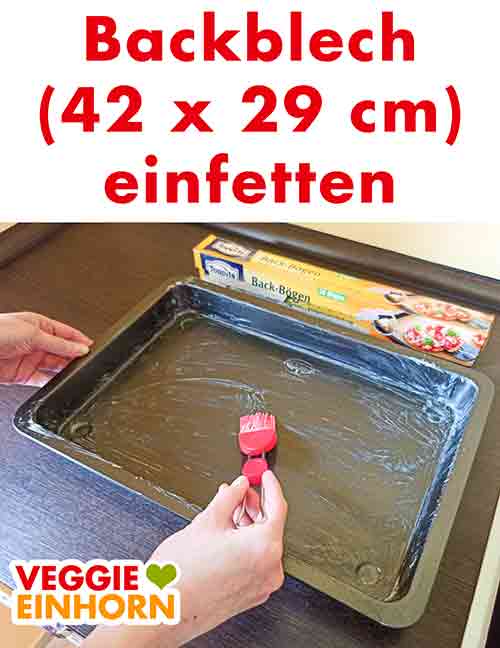 Das Backblech wird eingefettet. Backblech mit einem Backpinsel einfetten