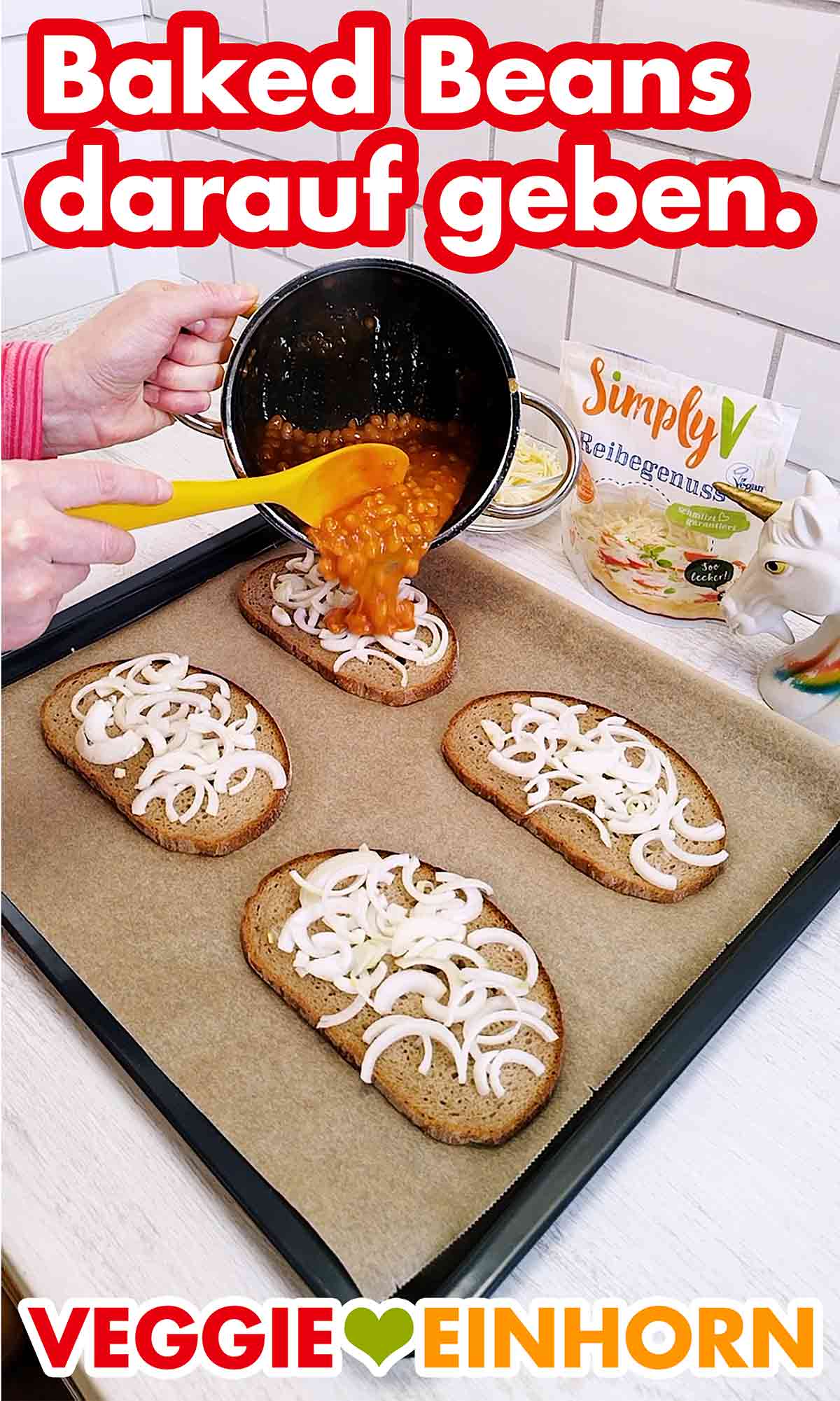 Auf die Zwiebeln kommen die Baked Beans. Baked Beans aus dem Topf auf den Brotscheiben mit den Zwiebeln verteilen