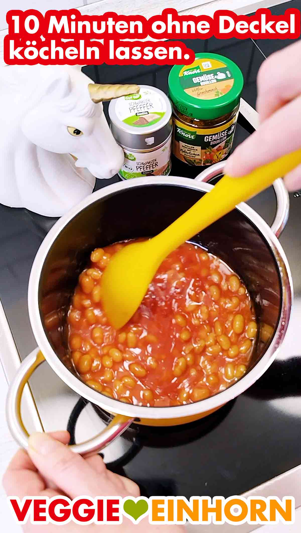 Die Baked Beans 10 Minuten bei kleiner Hitze ohne Deckel kochen. Öfters umrühren. Kochen der Baked Beans im Topf