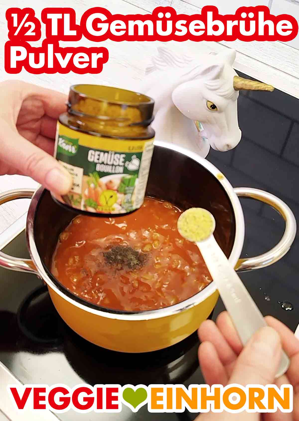 Würzen der Baked Beans mit Gemüsebrühe Pulver. Veganes Gemüsebrühe Pulver wird zu den Baked Beans in den Topf gegeben.
