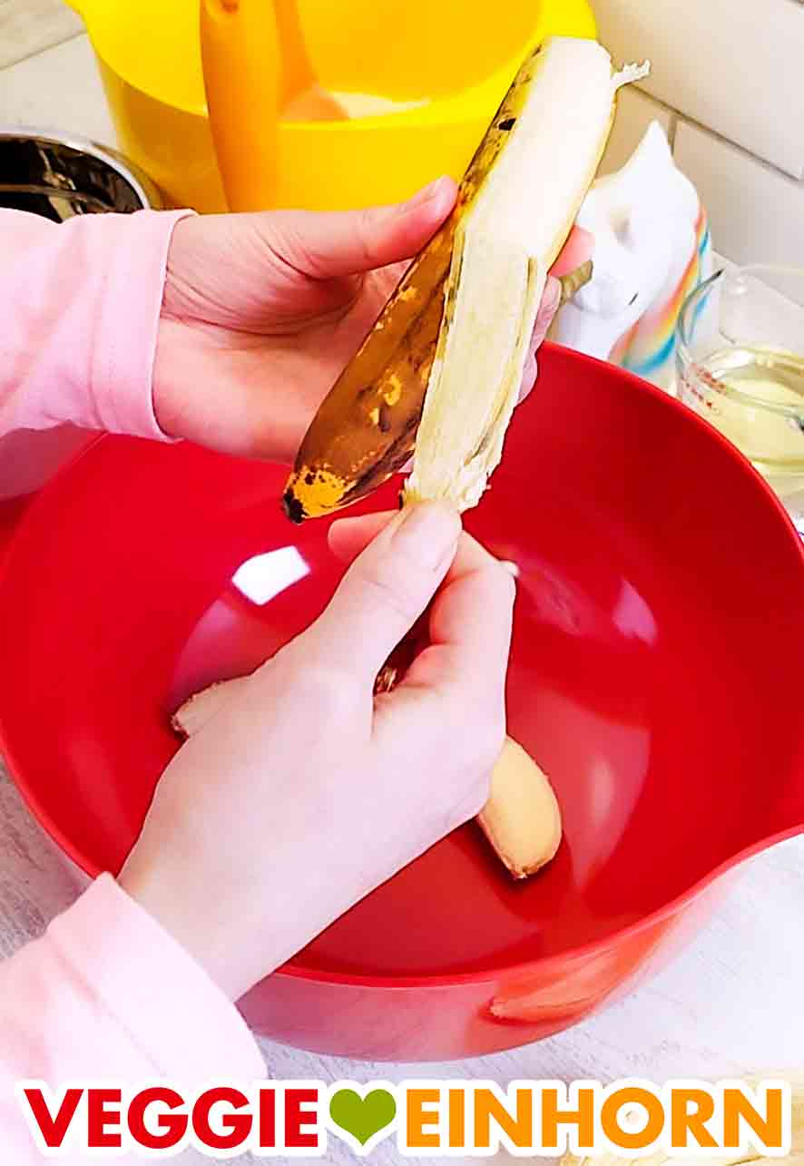 Schälen der Bananen Eine reife Banane wird gepellt