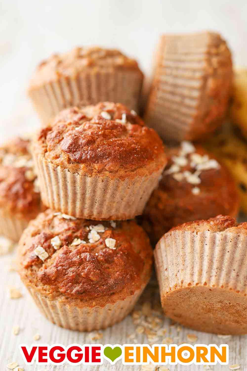 Gesunde Muffins mit Haferflocken und Bananen Ein Stapel Bananen Haferflocken Muffins