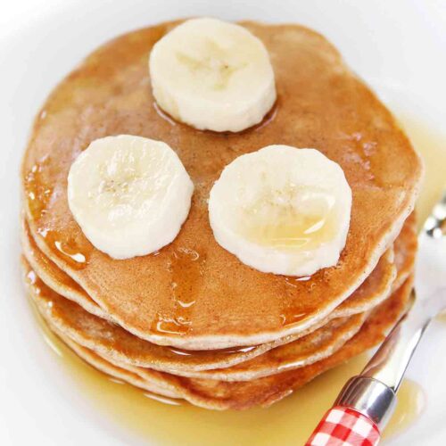 Teller mit veganen Bananen Pancakes ohne Ei