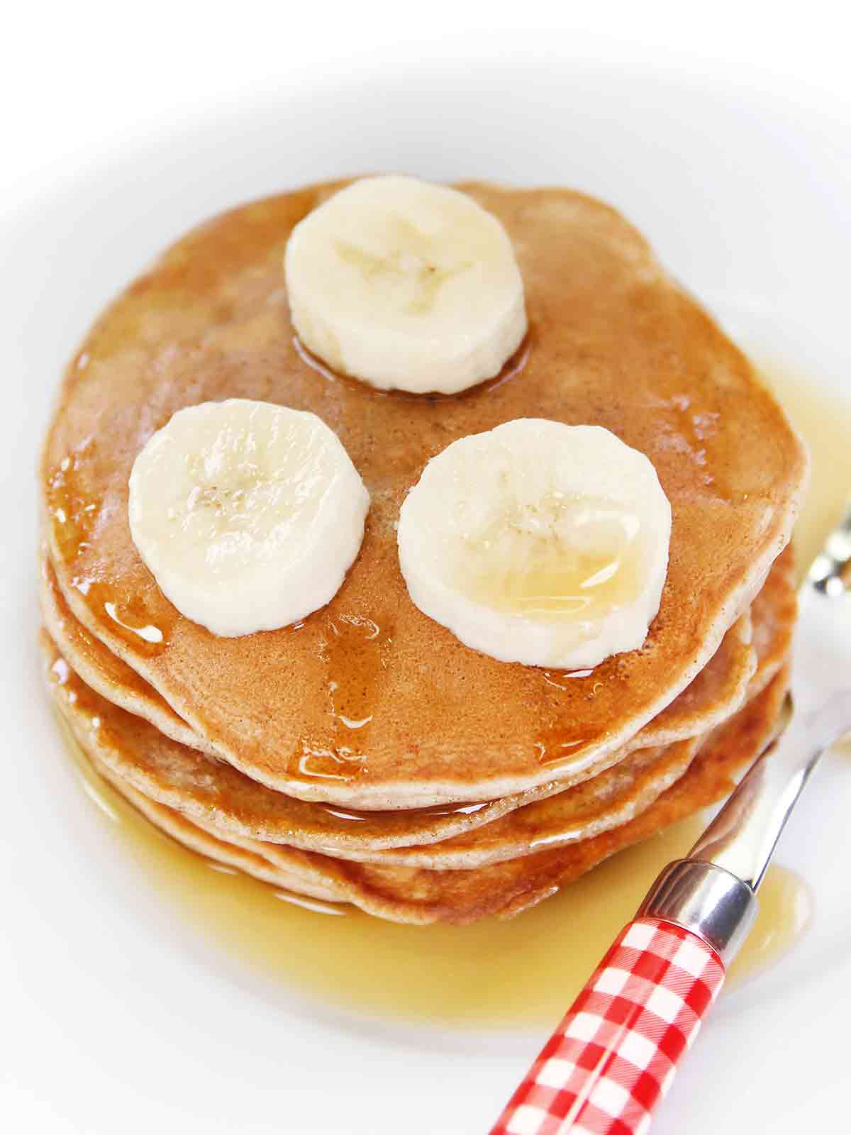 Teller mit veganen Bananen Pancakes ohne Ei