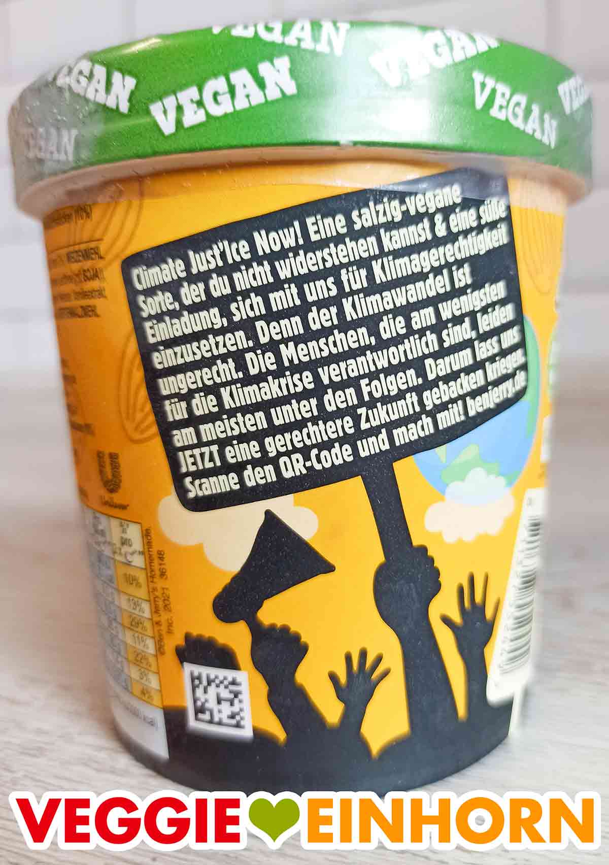 Climate Just'Ice Now! Eine salzig-vegane Sorte, der du nicht widerstehen kannst & eine süße Einladung, sich mit uns für Klimagerechtigkeit einzusetzen. Denn der Klimawandel ist ungerecht. Die Menschen, die am wenigsten für die Klimakrise verantwortlich sind, leiden am meisten unter den Folgen. Darum lass uns JETZT eine gerechtere Zukunft gebacken kriegen. Text auf dem Becher con Climate Just'Ice Now! von Ben and Jerry's