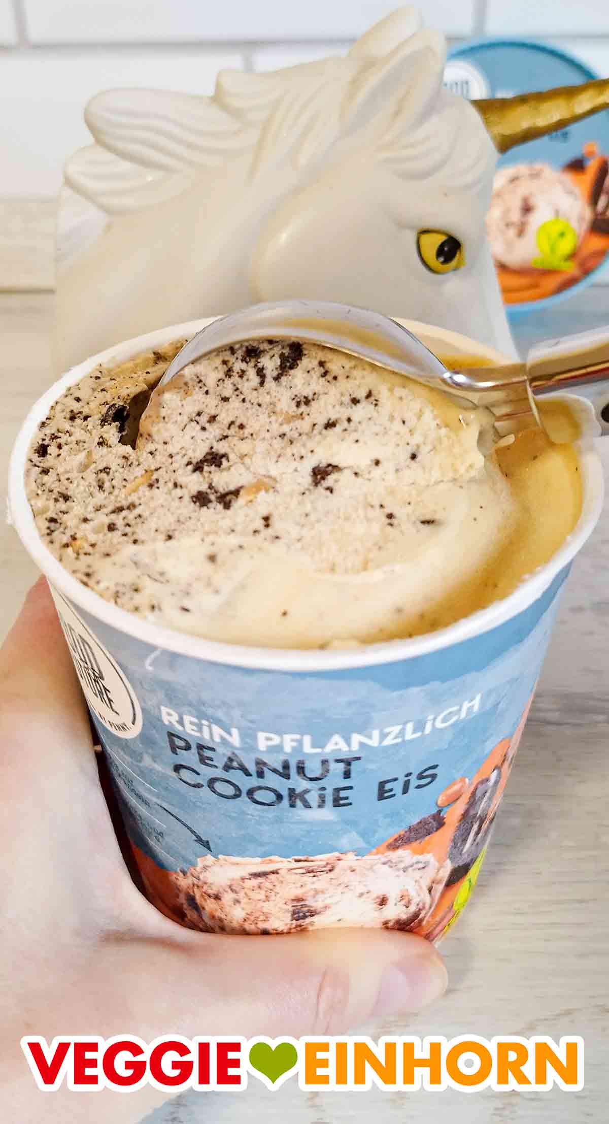 Veganes Peanut Cookie Eis von Penny wird mit einem Eisportionierer aus dem Becher entnommen. Veganes Peanut Cookie Eis mit einem Eisportionierer