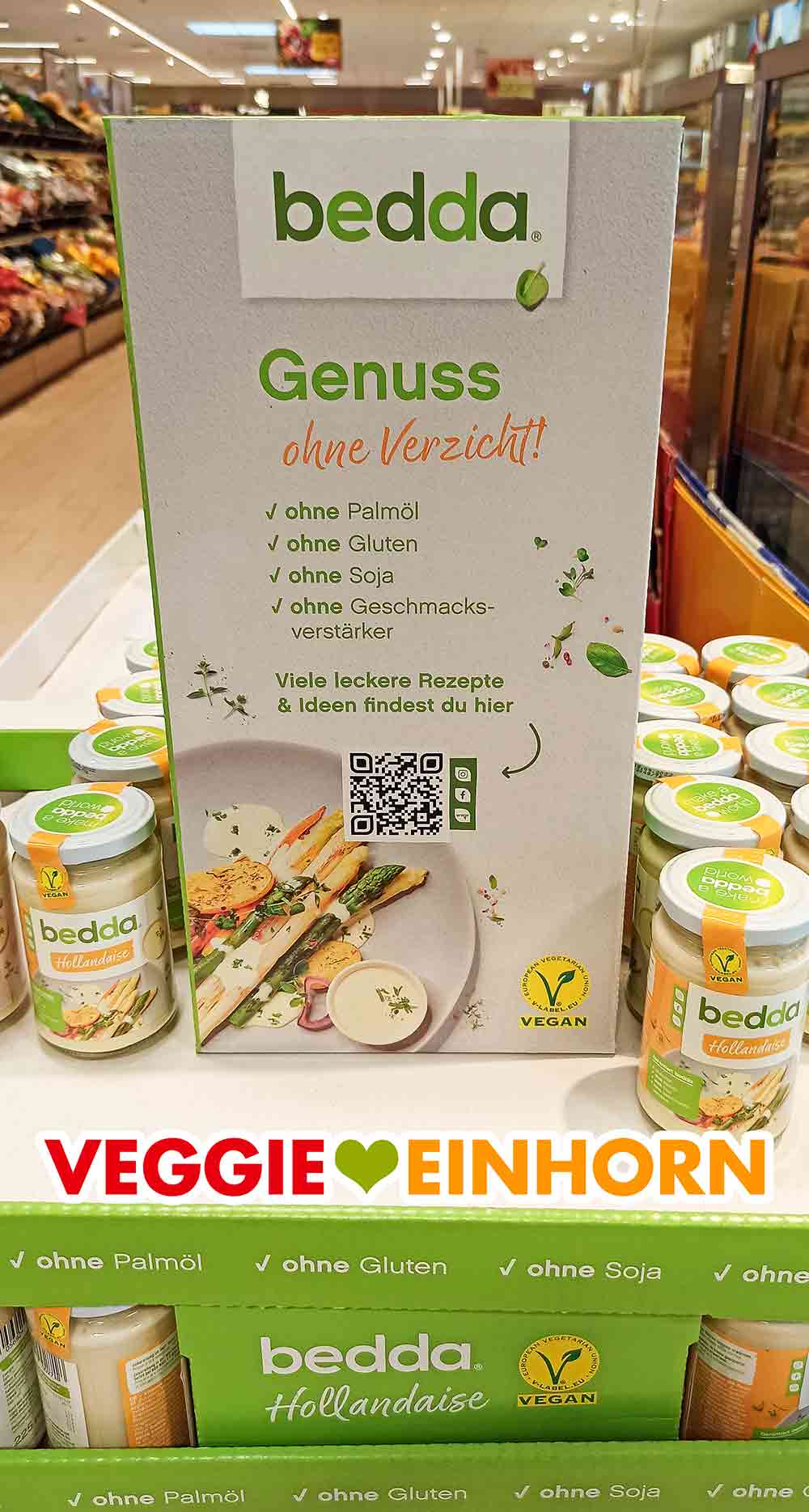 Die Sauce Hollandaise von bedda ist vegan, ohne Palmöl, ohne Gluten, ohne Soja und ohne Geschmacksverstärker. Aufsteller mit veganer Sauce Hollandaise von bedda im Supermarkt