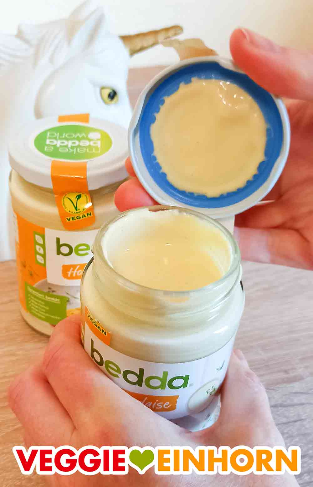 Die vegane Sauce Hollandaise von bedda ist hellgelb. Das Glas mit veganer Hollandaise Sauce wird geöffnet