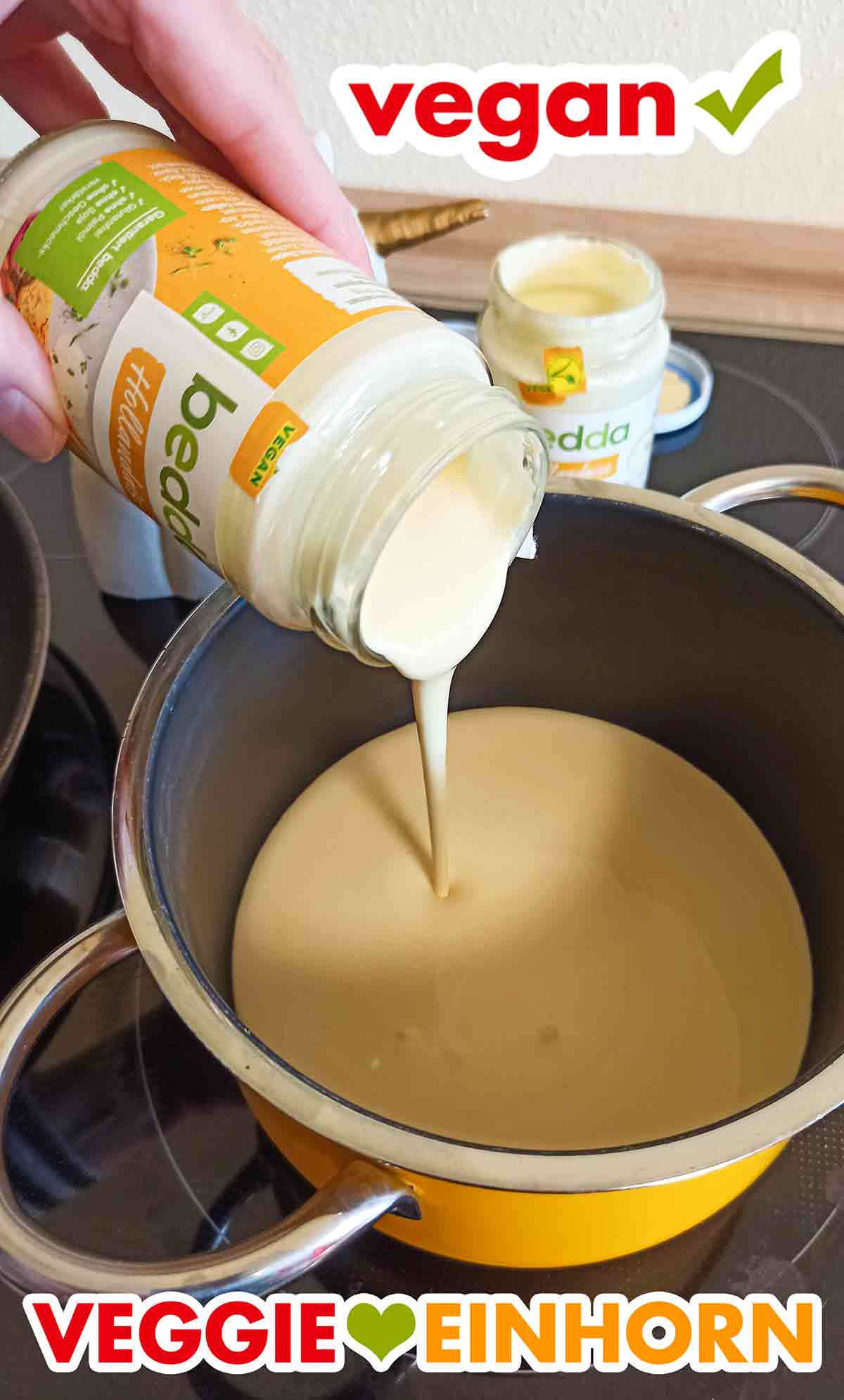 Ich habe die vegane Sauce Hollandaise von bedda im Topf erwärmt. Das zweite Glas bedda Sauce Hollandaise wird in einen Kochtopf gegossen