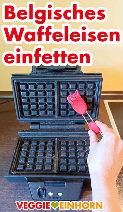 Das belgische Waffeleisen wird mit einem Backpinsel eingefettet. Einfetten des belgischen Waffeleisens