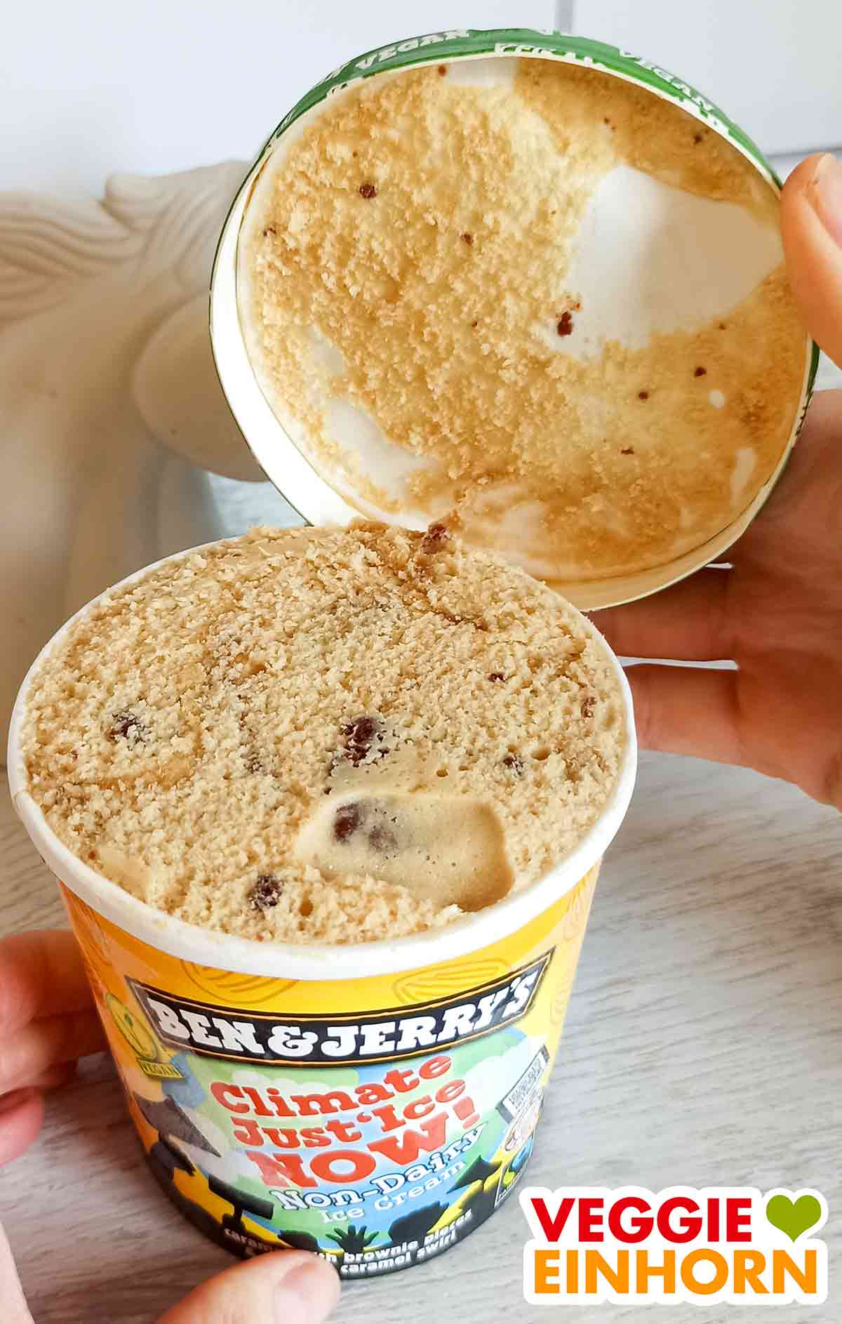 Offener Becher Ben & Jerry's Climate Just'Ice NOW Der Becher Ben and Jerry's Climate Just'Ice Now Eis wird geöffnet.