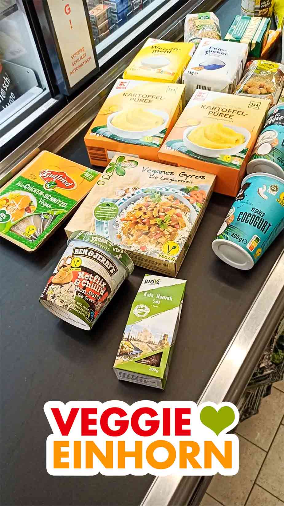 Der Becher Netflix and Chill'd Non-Dairy Ice Cream auf dem Kassenband im Supermarkt Das vegane Netflix & Chill'd Eis an der Kasse bei Kaufland