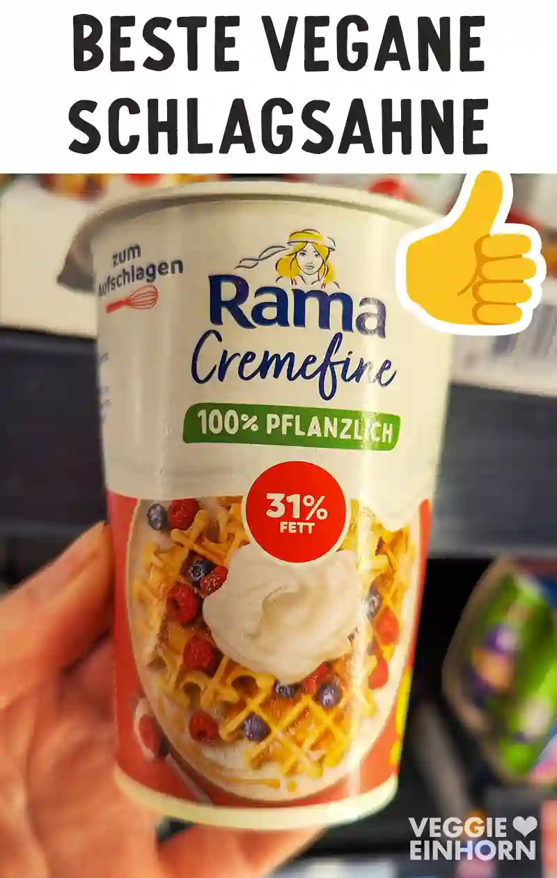 Becher mit veganer Rama Cremefine Sahne zum Aufschlagen. Oben steht: Beste vegane Schlagsahne mit einem Daumen nach oben.