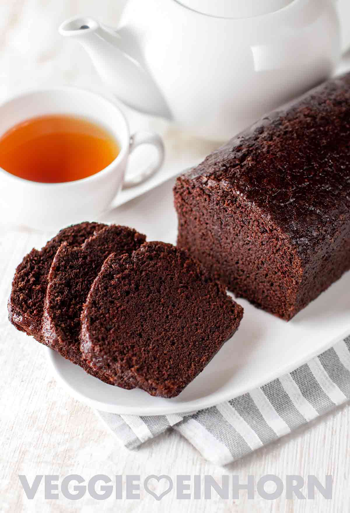 Der beste vegane Schokokuchen aus der Kastenform ist ein schneller Rührkuchen ohne Ei. Bester veganer Schokokuchen auf einer Kuchenplatte
