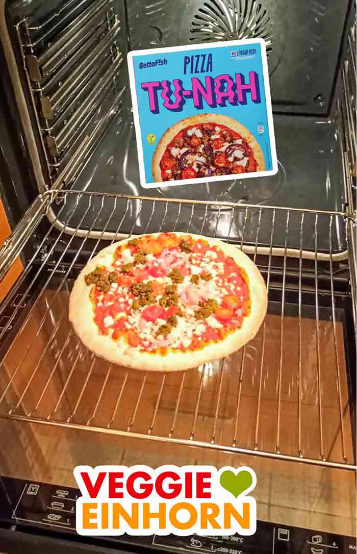 So sieht die gebackene vegane Pizza Tu-Nah von Betta Fish aus. Die fertig gebackene vegane Thunfisch Pizza auf dem Rost des Backofens