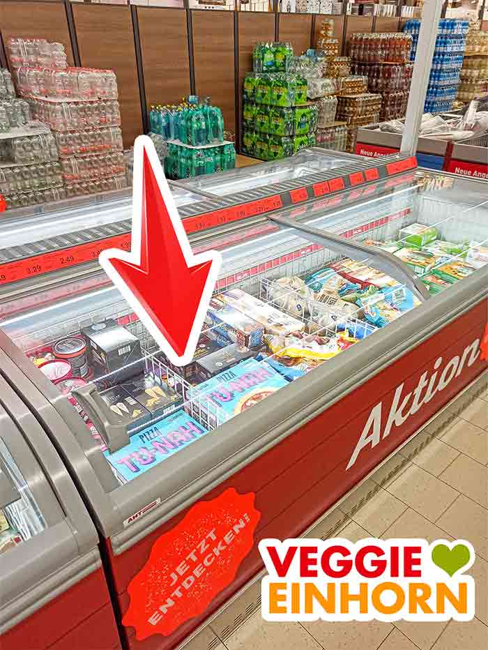 Tiefkühltruhe bei Aldi mit der veganen Betta Fish Pizza. Vegane Thunfisch Pizza in der Tiefkühltruhe bei Aldi