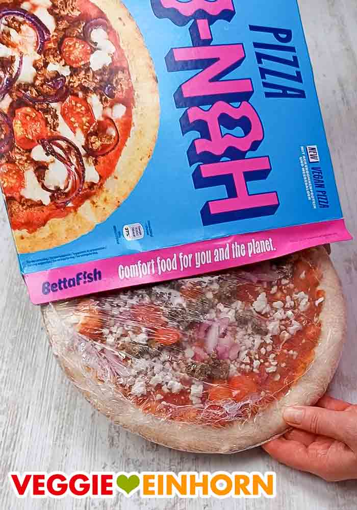 Die vegane Pizza Tu-Nah wird aus der Packung genommen. Die vegane Thunfisch Pizza wird ausgepackt.