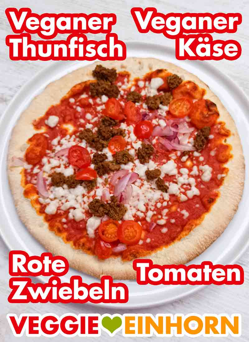Die vegane Tu-Nah Pizza ist belegt mit veganem Thunfisch, veganem weißen Käse, Zwiebeln und Tomaten. Pizza Tu Nah mit veganem Thunfisch, veganem Käse, roten Zwiebeln und Tomaten
