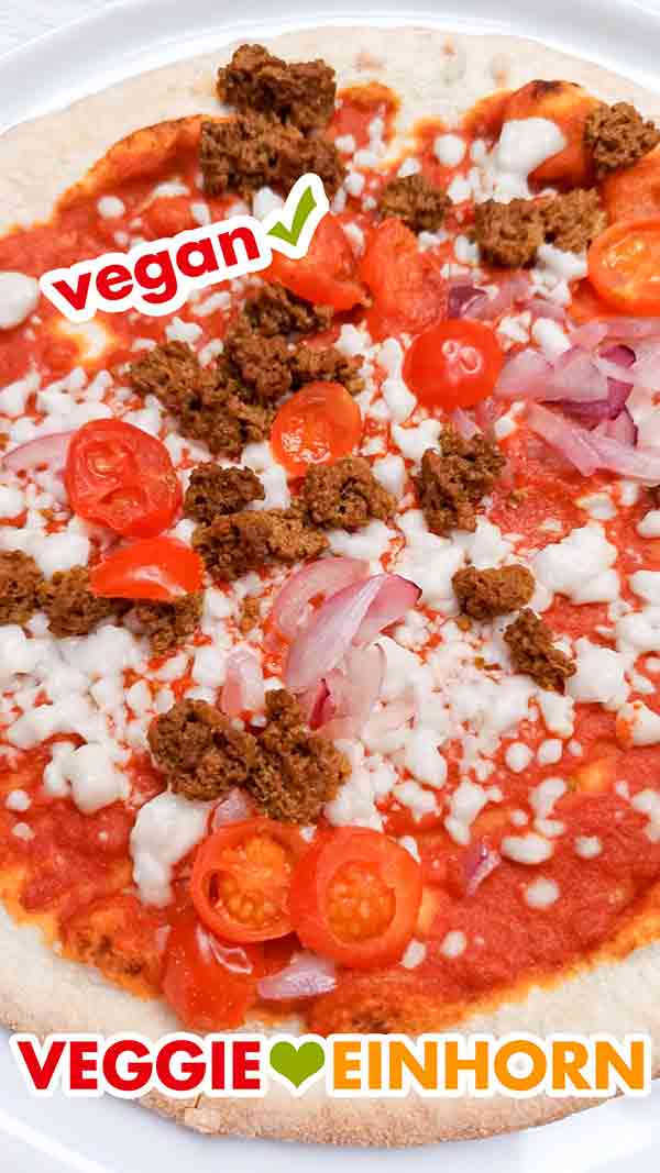 Die Tu-Nah Pizza von BettaF!sh mit veganem Thunfisch Die vegane Thunfisch Pizza auf einem Teller