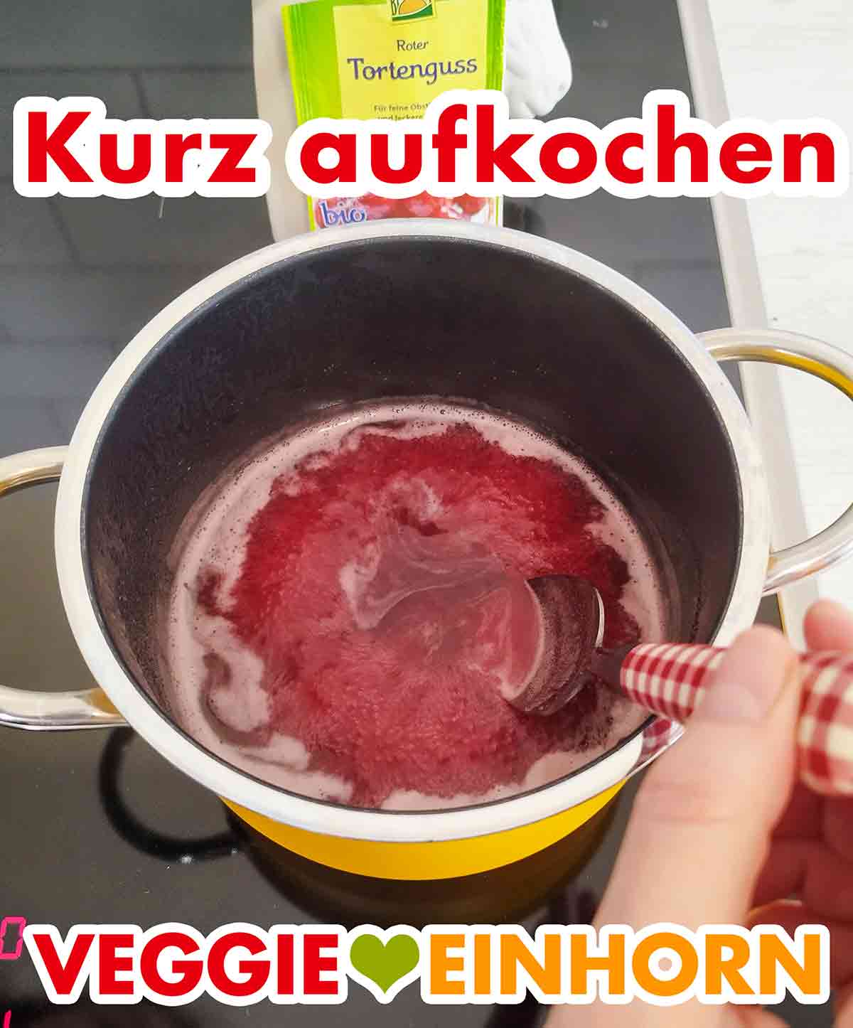 Der rote Tortenguss von Biovita wird kurz aufgekocht. Aufkochen des Tortenguss mit Agar Agar
