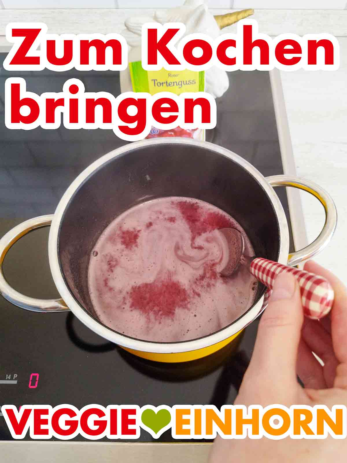 Kochen des veganen roten Tortenguss mit Agar-Agar Der vegane rote Tortenguss wird im Topf zum Kochen gebracht.
