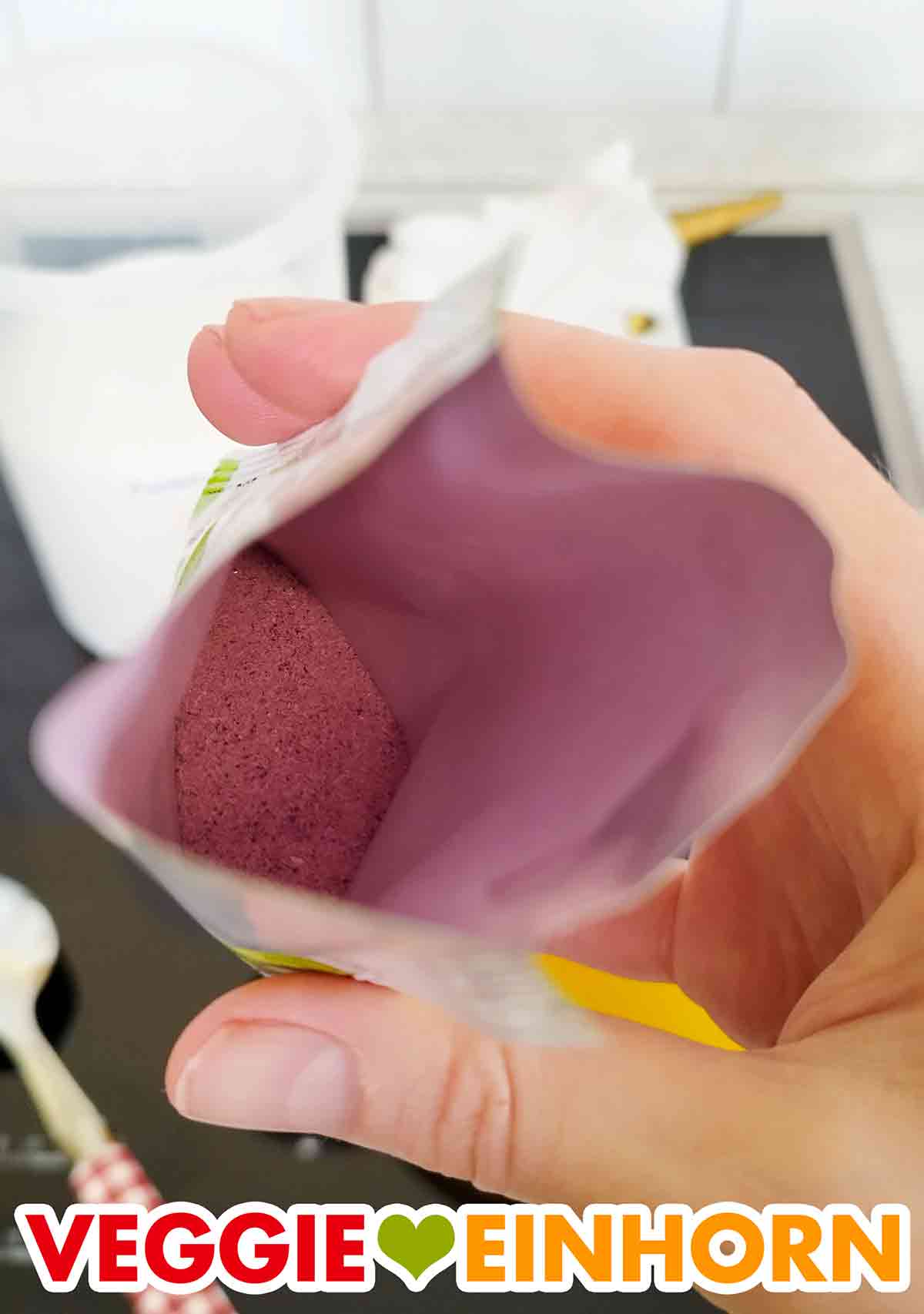 So sieht das rote Tortenguss Pulver mit Agar-Agar aus. Das rote Tortenguss Pulver von Biovita in der geöffneten Tüte.