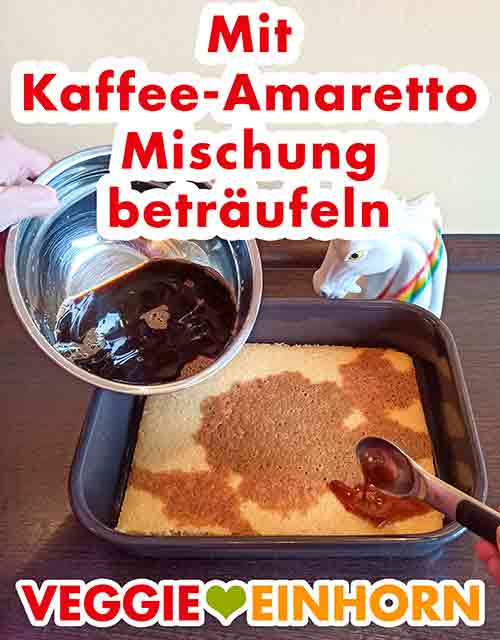 Mit einem Löffel die Hälfte der Kaffee-Amaretto-Mischung auf dem Biskuit veteilen. Der Biskuit wird mit Espresso und Amaretto getränkt.