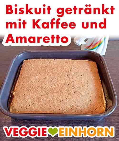 Mit Kaffee und Amaretto beträufelte Biskuit Schicht. Der vegane Biskuit ist mit Espresso und Amaretto getränkt.
