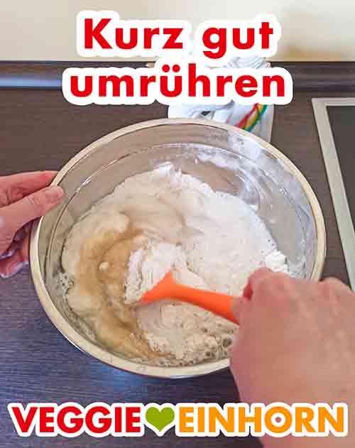 Den Teig kurz gut umrühren. Der vegane Biskuitteig wird mit einem Löffel gerührt.