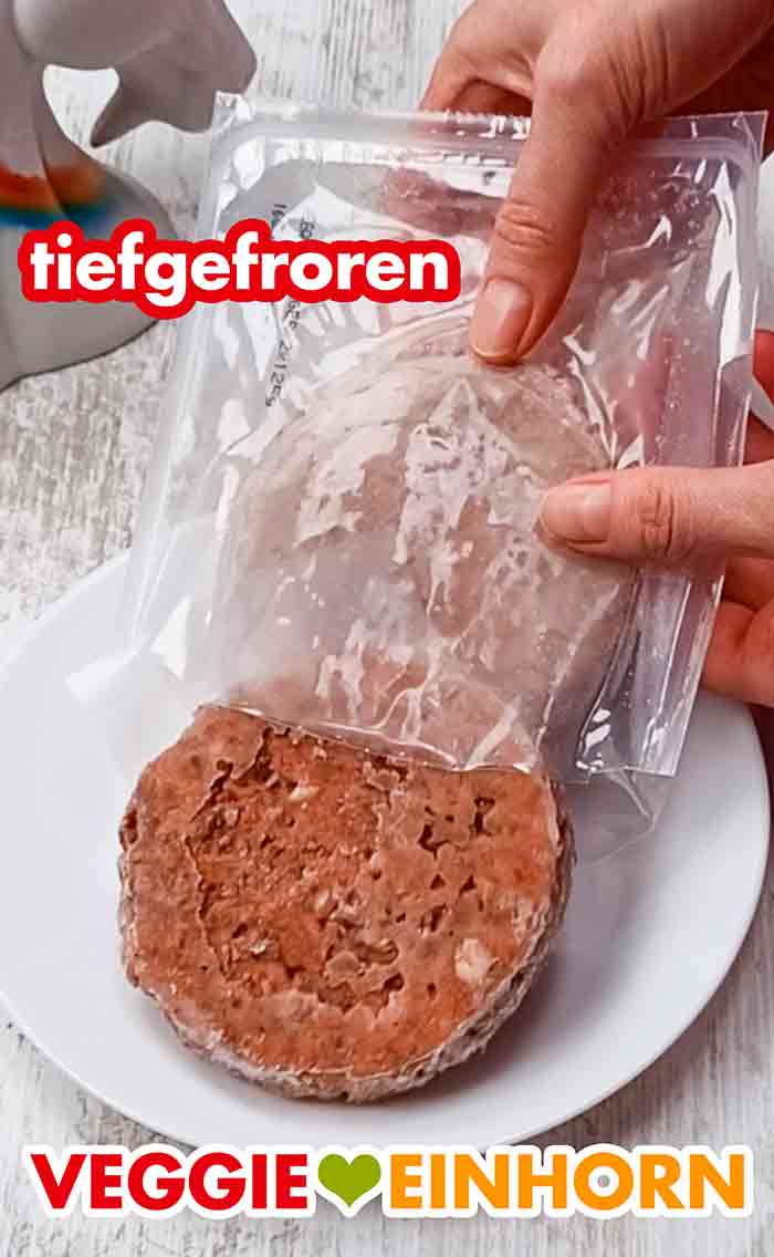 Die veganen Burger sind tiefgekühlt. Die tiefgefrorenen veganen Burger Patties werden aus der Folie genommen.