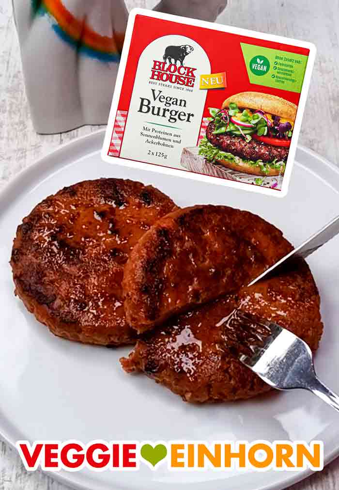 Die veganen Burger Patties sind fertig gebraten. Zwei fertig gebratene vegane Burger Patties von Block House auf einem Teller