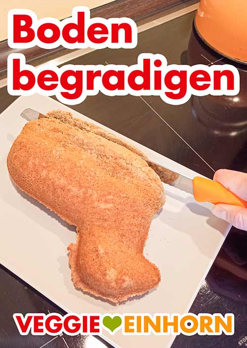 Den Boden des Osterlamm Kuchens mit einem Messer gerade schneiden Der Boden des Osterlamms wird begradigt