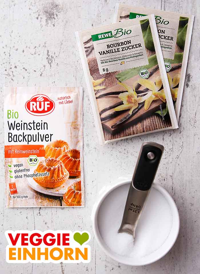 RUF Bio Weinsteinbackpulver, Rewe Bio Bourbon Vanillezucker und Salz Eine Packung Weinsteinbackpulver, zwei Päckchen Vanillezucker und ein Keramiktopf mit Salz
