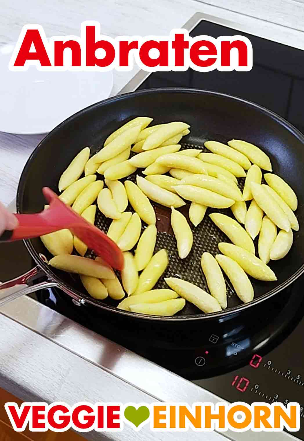 Die veganen Schupfnudeln werden in der Bratpfanne gebraten. Braten der veganen Schupfnudeln in einer Pfanne