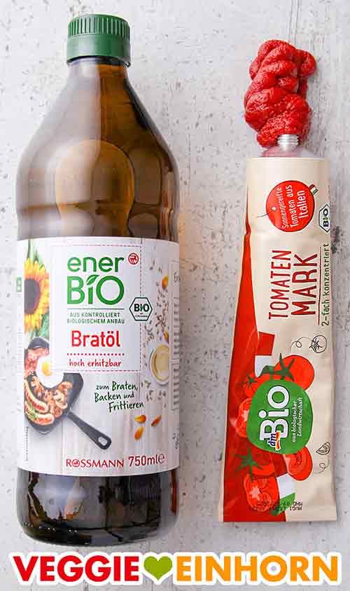 Bratöl von Rossmann enerBIO und Tomatenmark von dm Bio Eine Flasche Bratöl und eine Tube Tomatenmark
