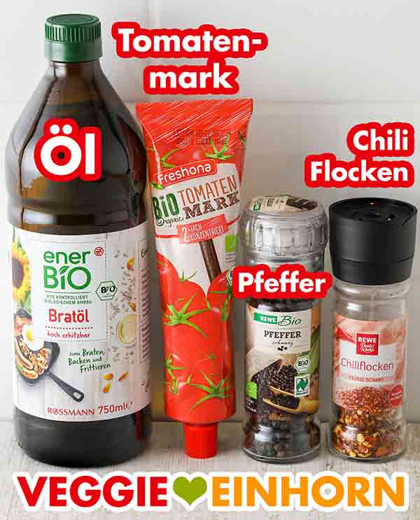 Rossmann enerBIO Bratöl, Lidl Freshona Bio Tomatenmark, Rewe Bio Schwarzer Pfeffer, Rewe Beste Wahl Chiliflocken Eine Flasche Öl, eine Tube Tomatenmark, Pfeffer, Chiliflocken