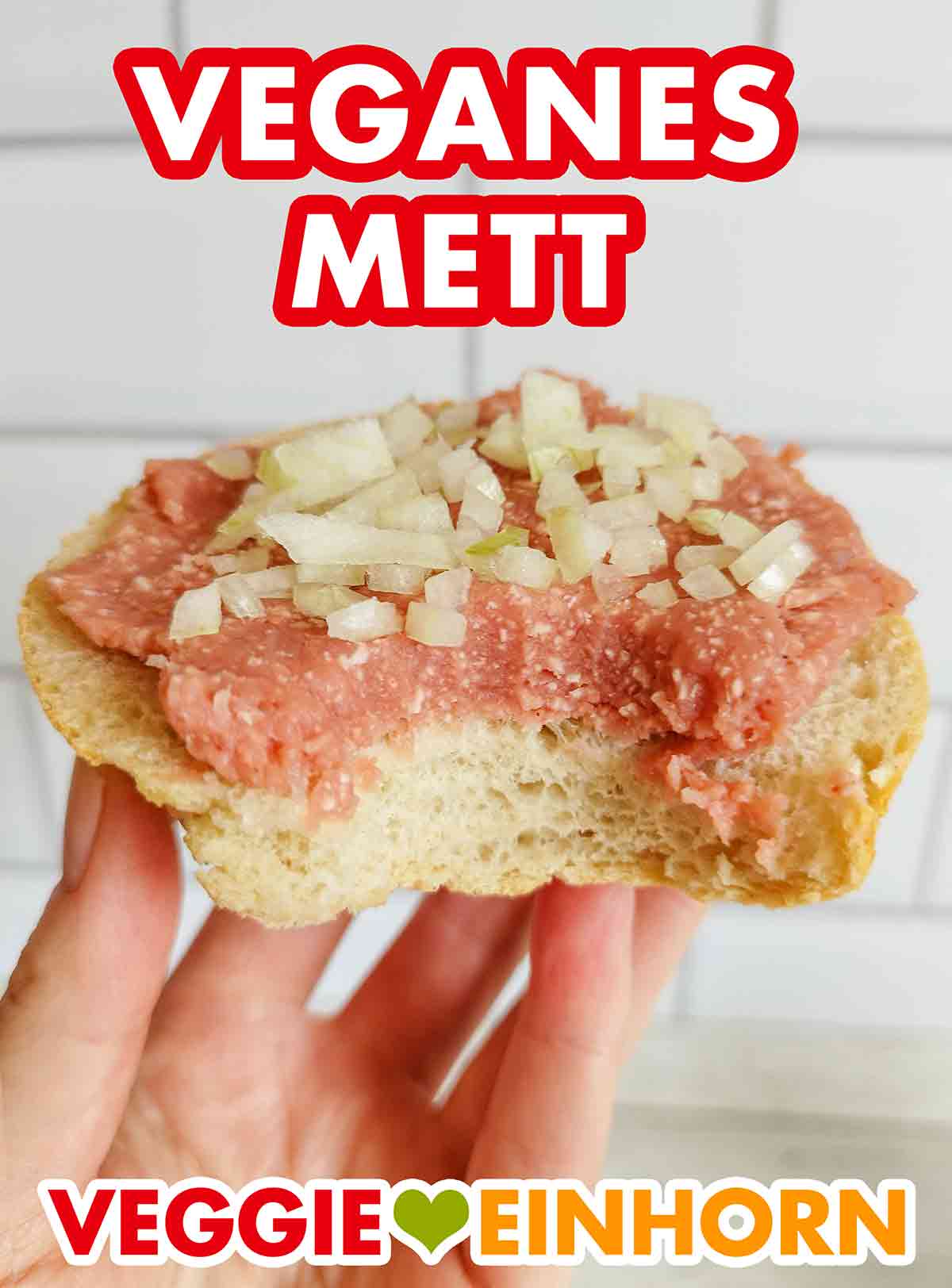 Mettbrötchen mit veganem Mühlen Mett und Zwiebeln Brötchen mit veganem Mühlen Mett und Zwiebelwürfeln