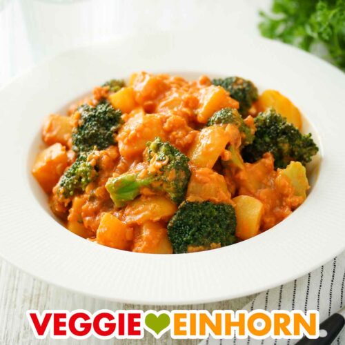 Kartoffel Brokkoli Curry mit Kokosmilch auf einem Teller
