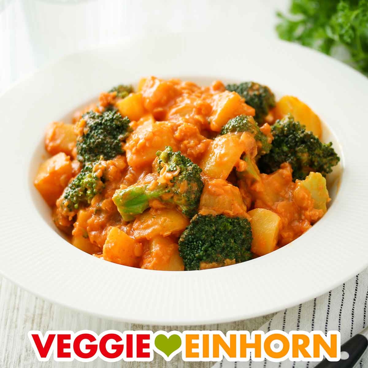 Kartoffel Brokkoli Curry mit Kokosmilch auf einem Teller