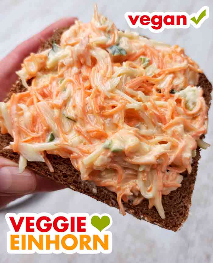 Brot mit veganem Farmersalat von Popp Feinkost Popp Veganer Farmersalat auf einer Scheibe Brot