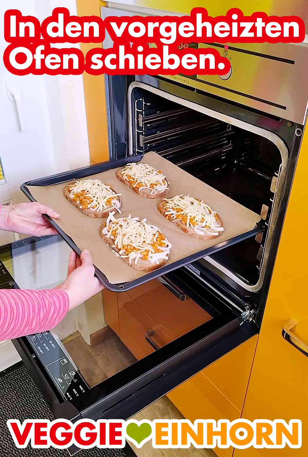 Die Brotscheiben mit Baked Beans kommen in den vorgeheizten Ofen. Das Backblech mit den Baked Beans Broten wird zum Überbacken in den vorgeheizten Backofen geschoben.