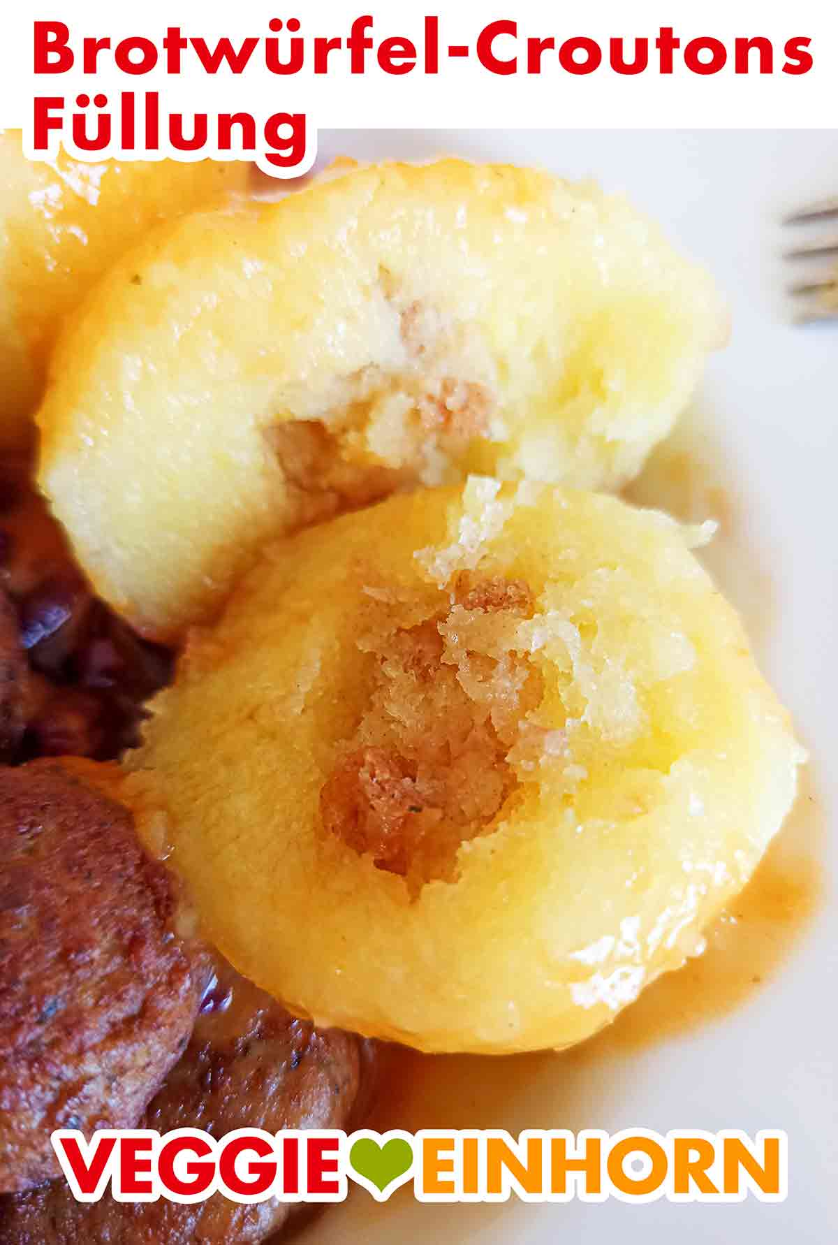Die Croutons Füllung der veganen Sonntagsknödel ist sehr lecker. Nahaufnahme der Brotwürfel-Croutons Füllung in den Burgis Sonntagsknödeln.